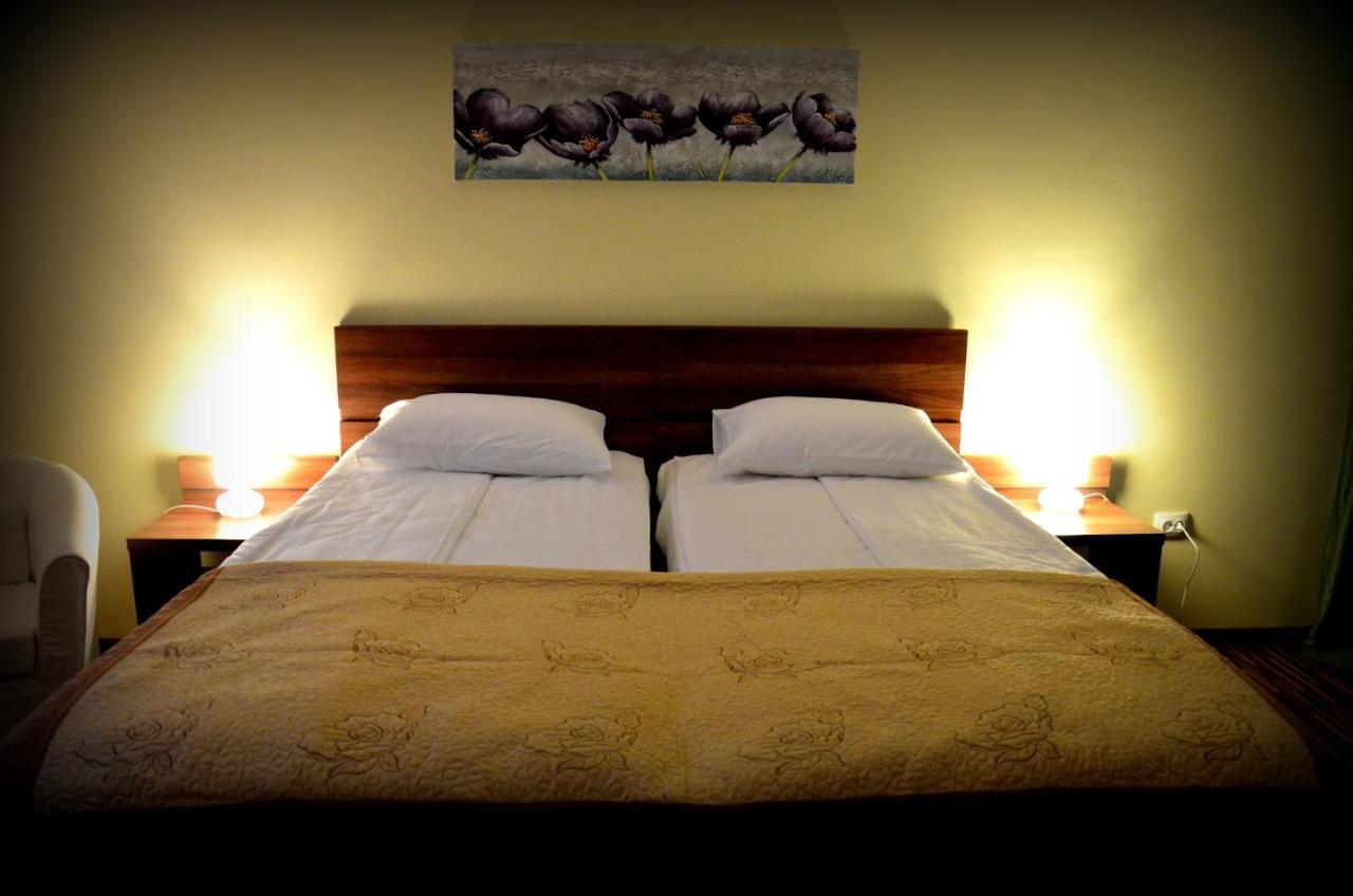 Hotel Cazare La Troita à Codlea Extérieur photo