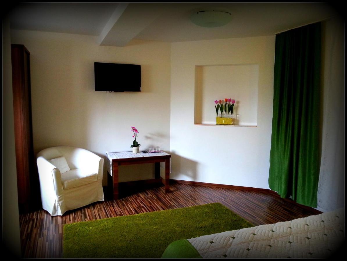 Hotel Cazare La Troita à Codlea Extérieur photo