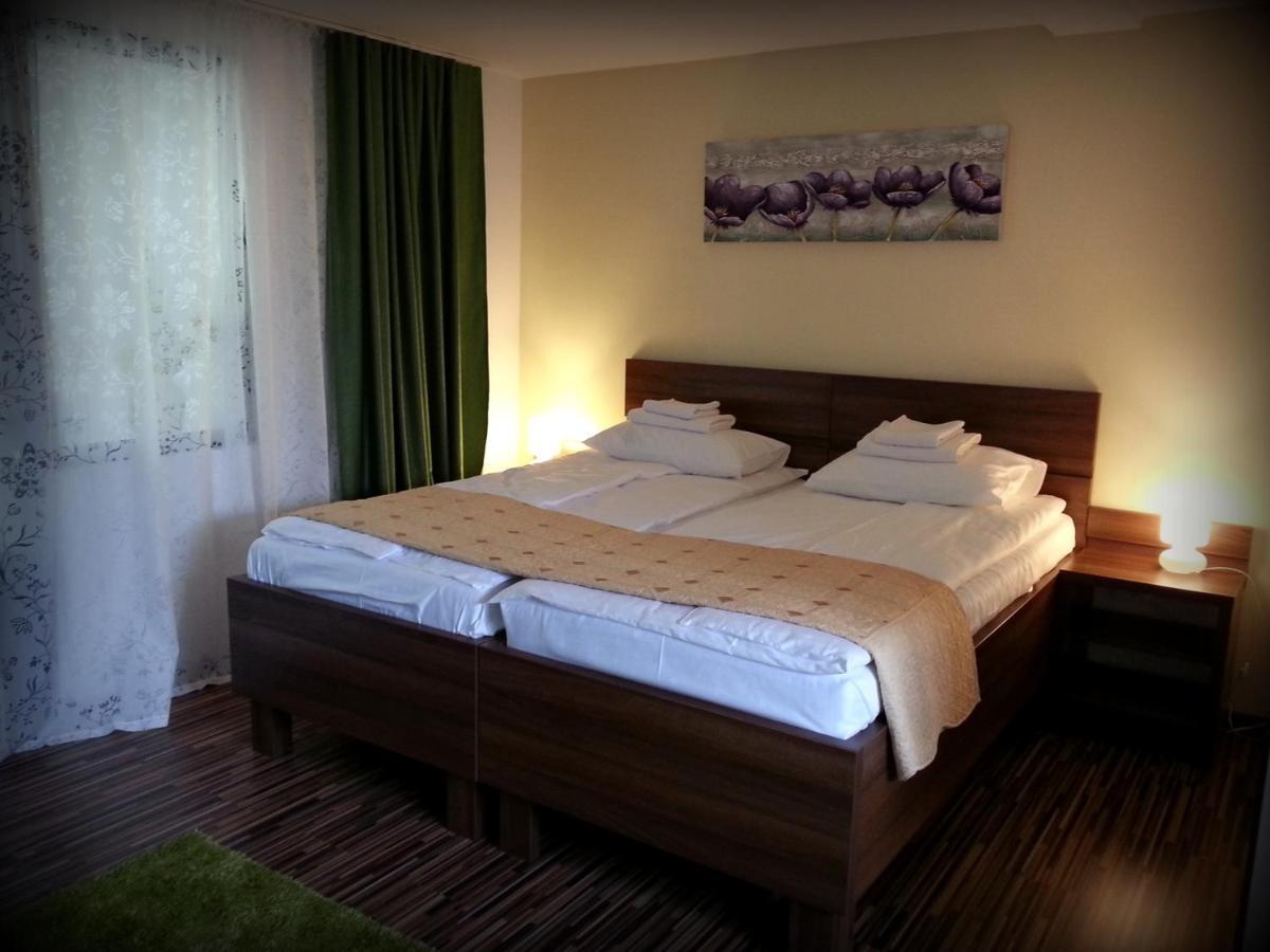Hotel Cazare La Troita à Codlea Extérieur photo