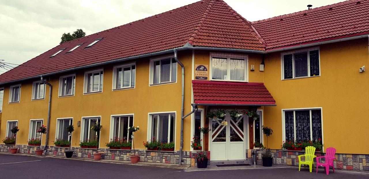 Hotel Cazare La Troita à Codlea Extérieur photo