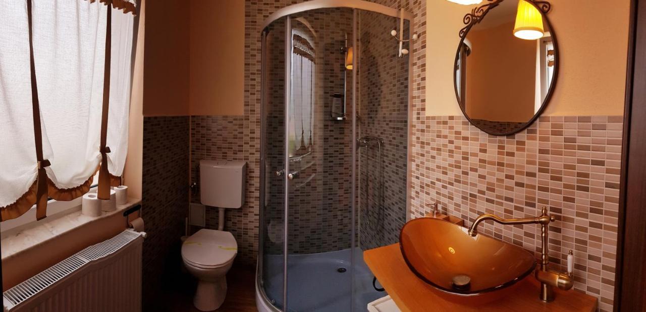 Hotel Cazare La Troita à Codlea Extérieur photo