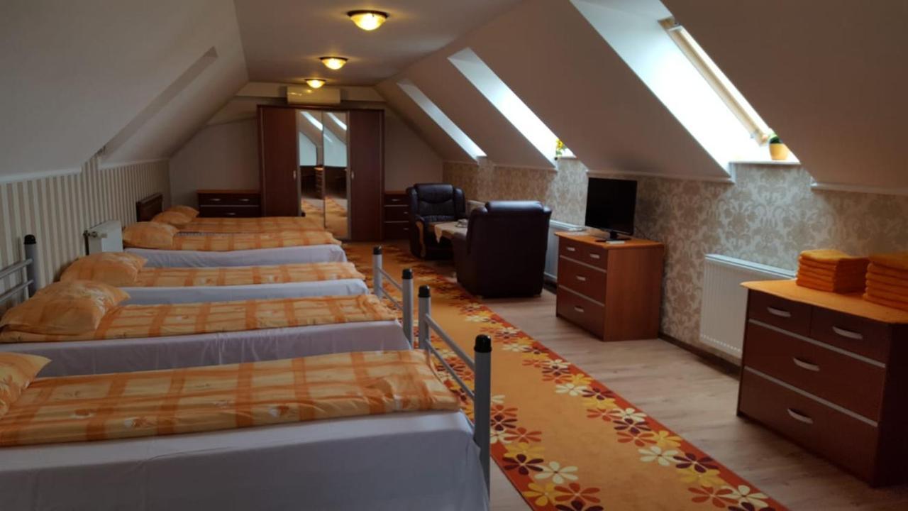 Hotel Cazare La Troita à Codlea Extérieur photo