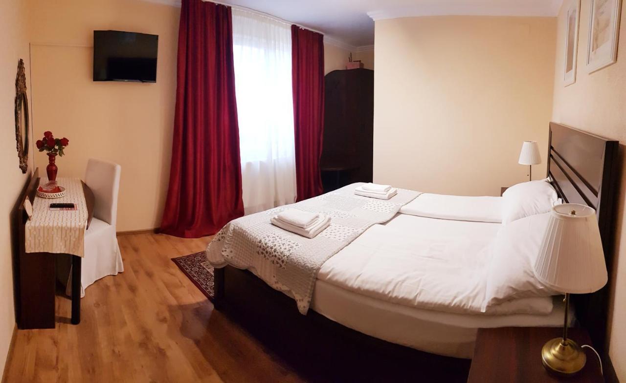 Hotel Cazare La Troita à Codlea Extérieur photo
