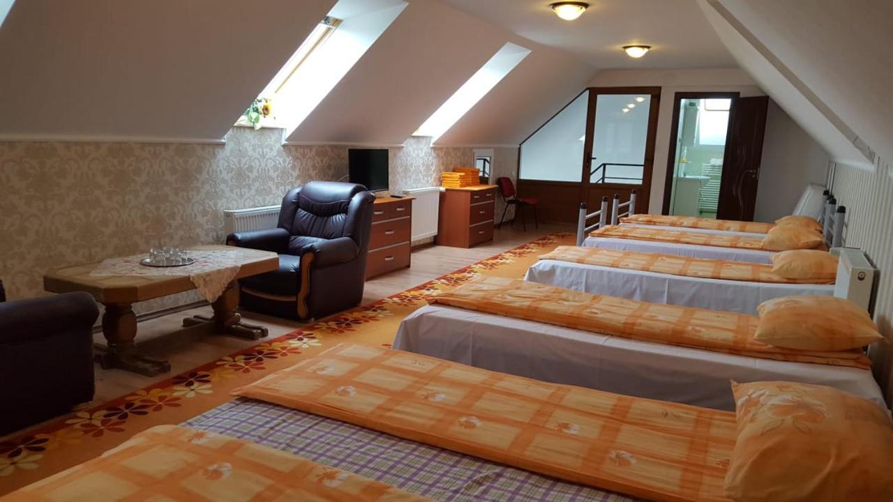 Hotel Cazare La Troita à Codlea Extérieur photo