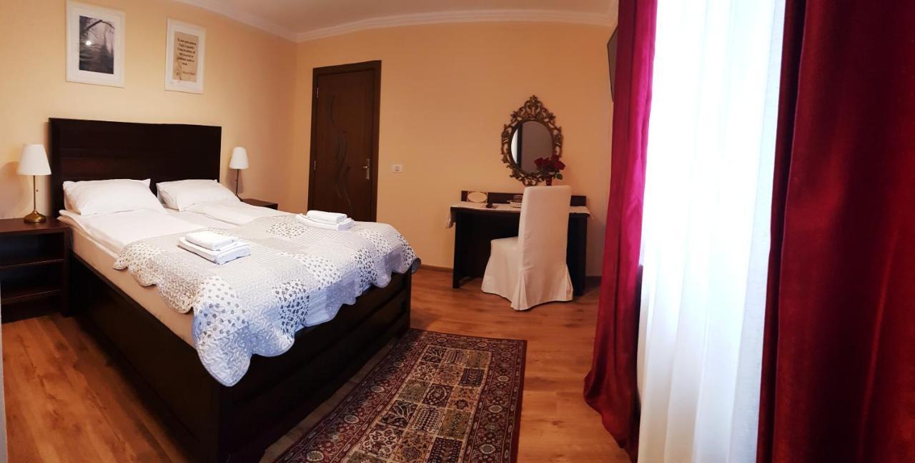 Hotel Cazare La Troita à Codlea Extérieur photo